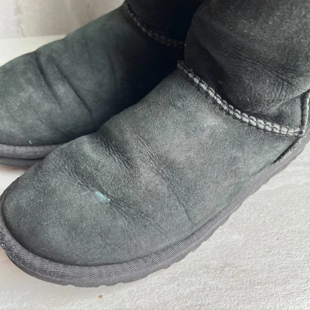 ** UGG Australia Classic Short Womens Size 6 Black Sheepskin Winter Boots 5825